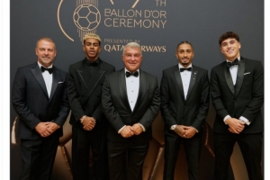 难忘的夜晚！拉波尔塔、弗里克、亚马尔、拉菲尼亚、库巴西合影