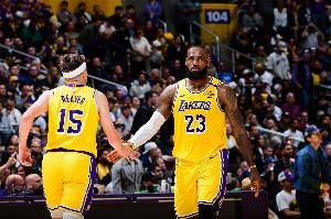 里夫斯：就算勒布朗六年前退役他仍是GOAT 他继续打就是因为热爱