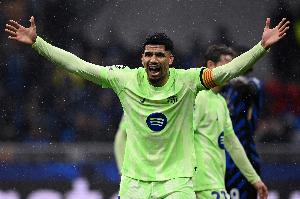 每体：阿劳霍今夏曾拒绝热刺、利物浦、切尔西和尤文，想留在巴萨