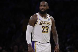 詹姆斯身边人士：大家都在试图预测他何时退役 但没人真正知道