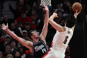 国王媒体调侃：杨瀚森对位尤班克斯时都快打成约基奇了