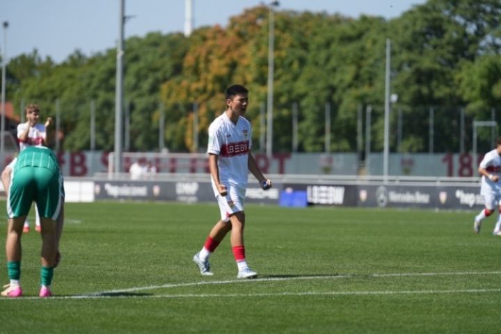 直播吧采访谢初筠：德国的训练体系非常专业，我技术好喜欢控球