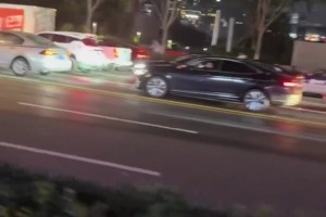 山东泰山vs北京国安赛后，济南街上鲁A车主炫了一波技能