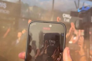 奥纳纳抵达特拉布宗体育，受到球迷热烈欢迎😀