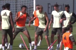 米利唐对着赫伊森连续拳头伺候，赫伊森一脸懵逼：大哥你在干啥