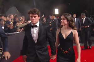 青春气息！若奥-内维斯携明星女友走红毯，女友也太美了！