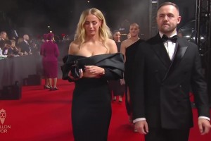 足球女神凯莉抵达金球颁奖典礼现场，穿着正式更美了！