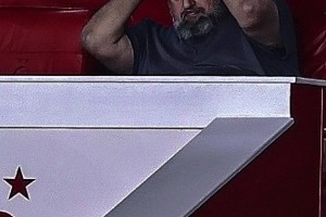 你挑的嘛偶像😂！澳波上任1胜难求，森林老板看台死亡凝视