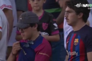 巴萨大比分失利，但看台上的巴萨球迷亲吻队徽，支持巴萨❤️💙