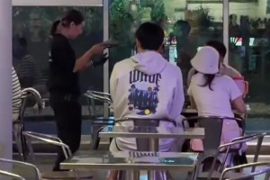 放松一下！昨日赛后，有球迷拍到杨瀚森疑似和女友外出吃烧烤！