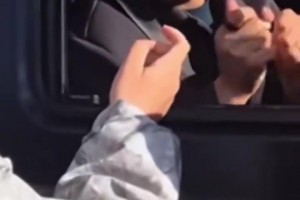 很多蹲签名的曼联球迷都表示：库尼亚为人特别好，愿意开玩笑